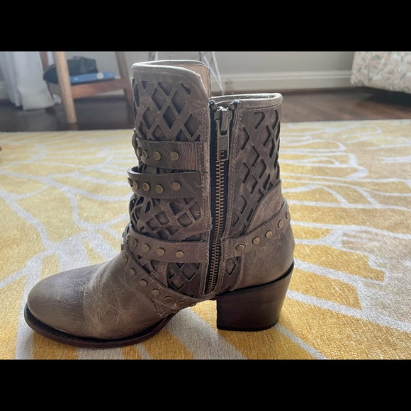 Freebird Cato Boots in Stone Size 8 - Picture 5 of 7